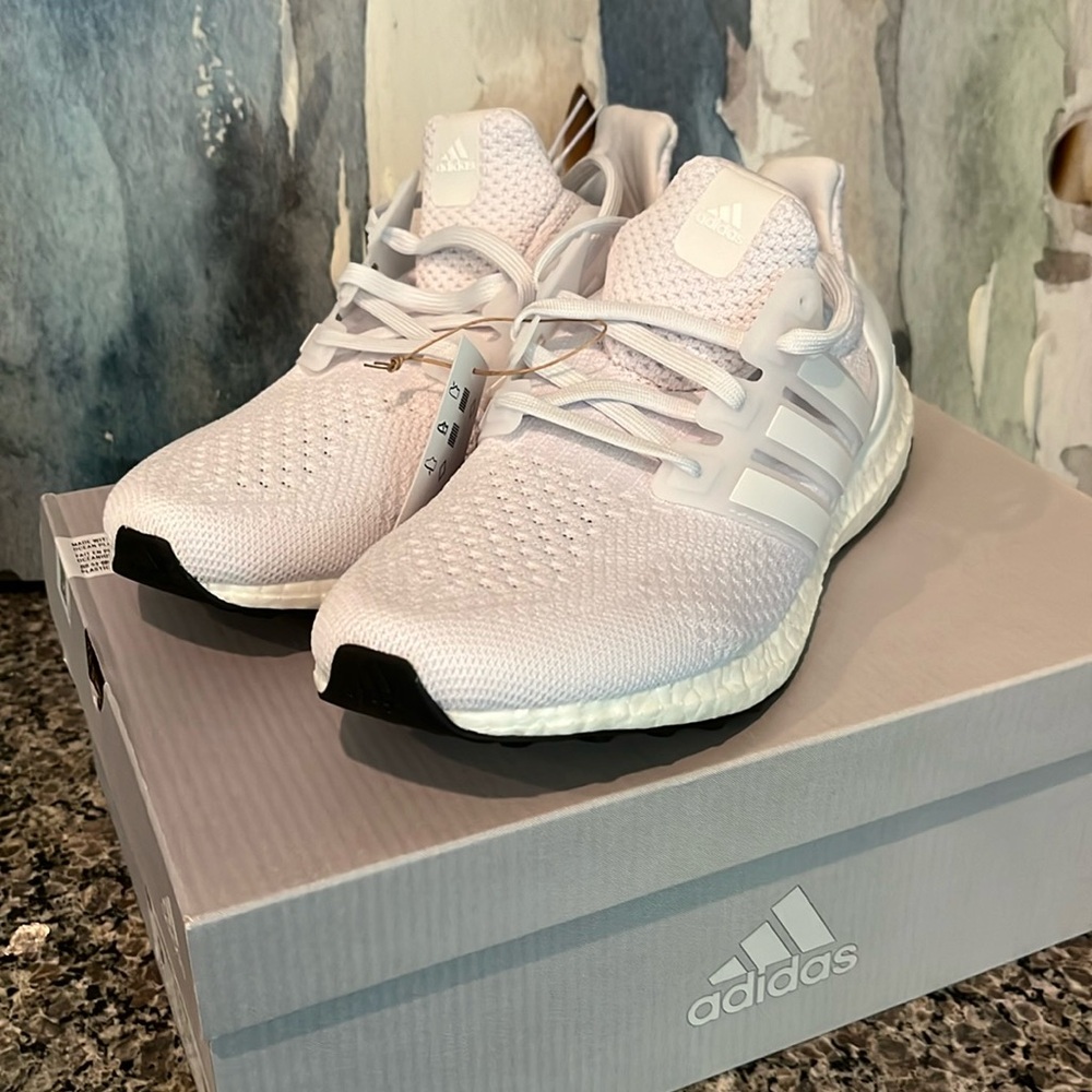NWT Adidas Ultraboost 5.0 DNA W Size US 9